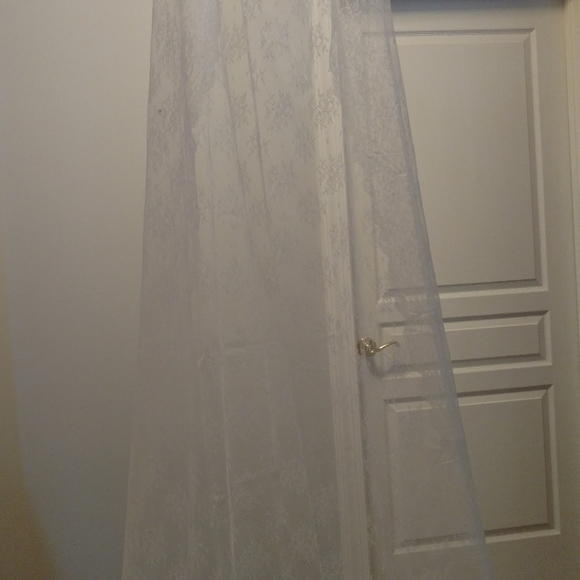 Genuine Spanish lace bridal mantilla veil - Picture 7 of 10
